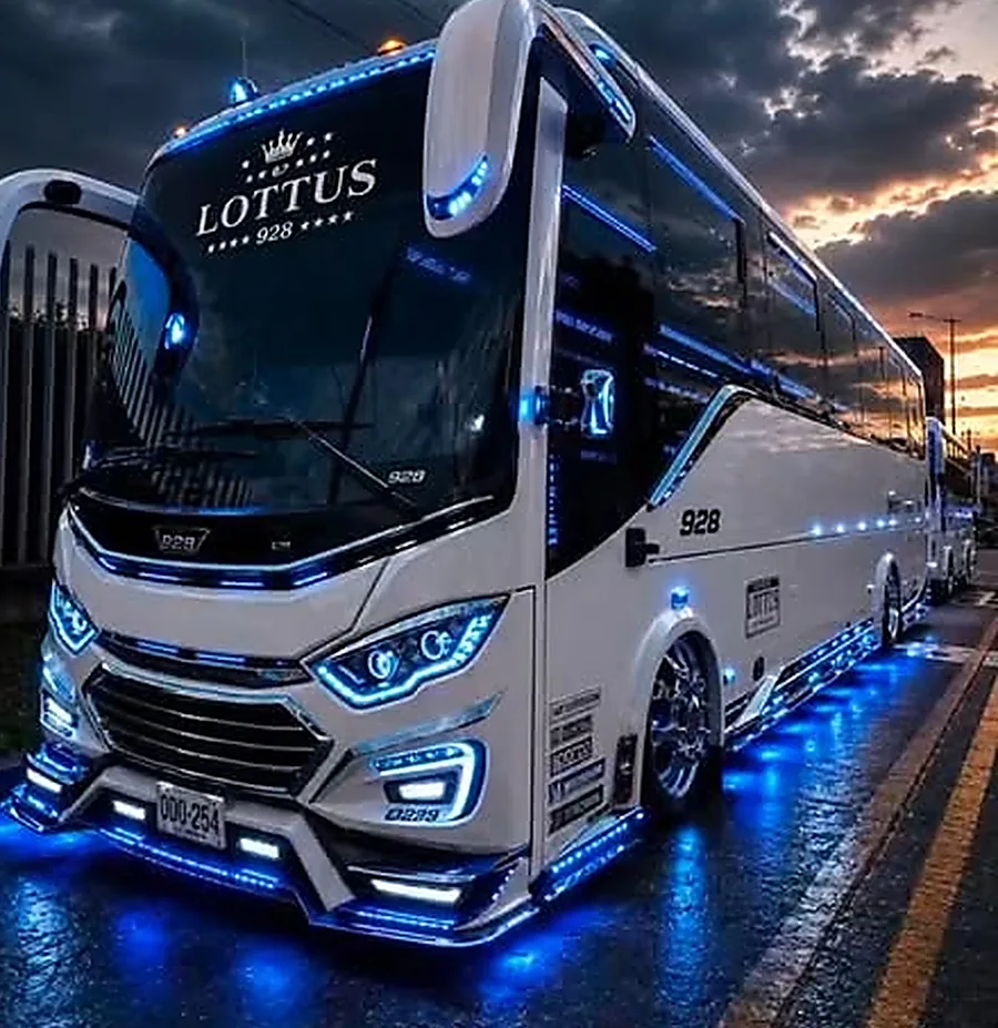 Coach de Lottus Express visto de frente al atardecer, listo para salir