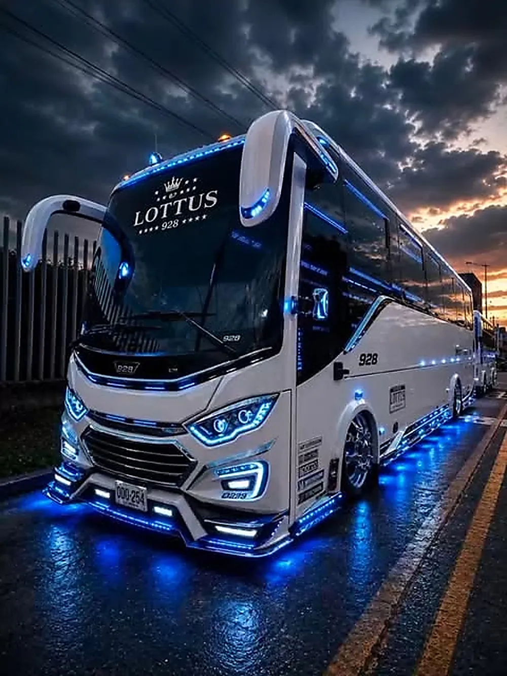 Bus de turismo de Lottus Express parqueado al atardecer en Bogotá