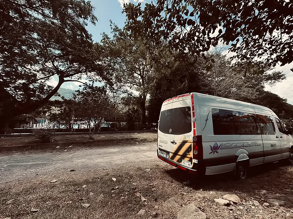 Van de Lottus Express en un paraje rural con luz de tarde